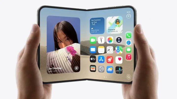 Ellerinde açık halde tutulan katlanabilir iPhone Duo’nun ekranında uygulama simgeleri ve fotoğraf görünüyor.
