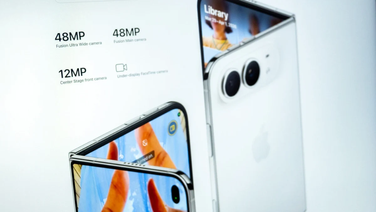 Katlanabilir bir telefonun açık ve katlanmış hâlini gösteren ürün görseli