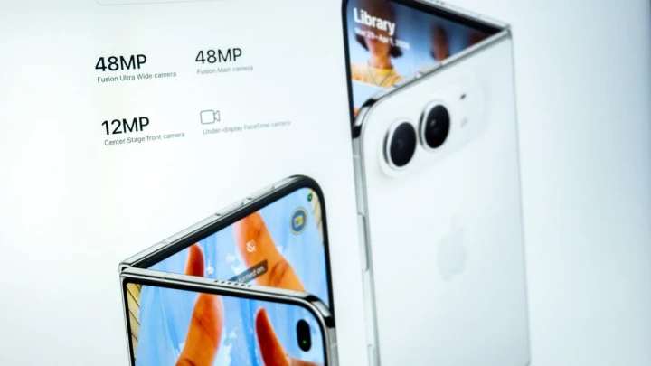 Katlanabilir bir telefonun açık ve katlanmış hâlini gösteren ürün görseli