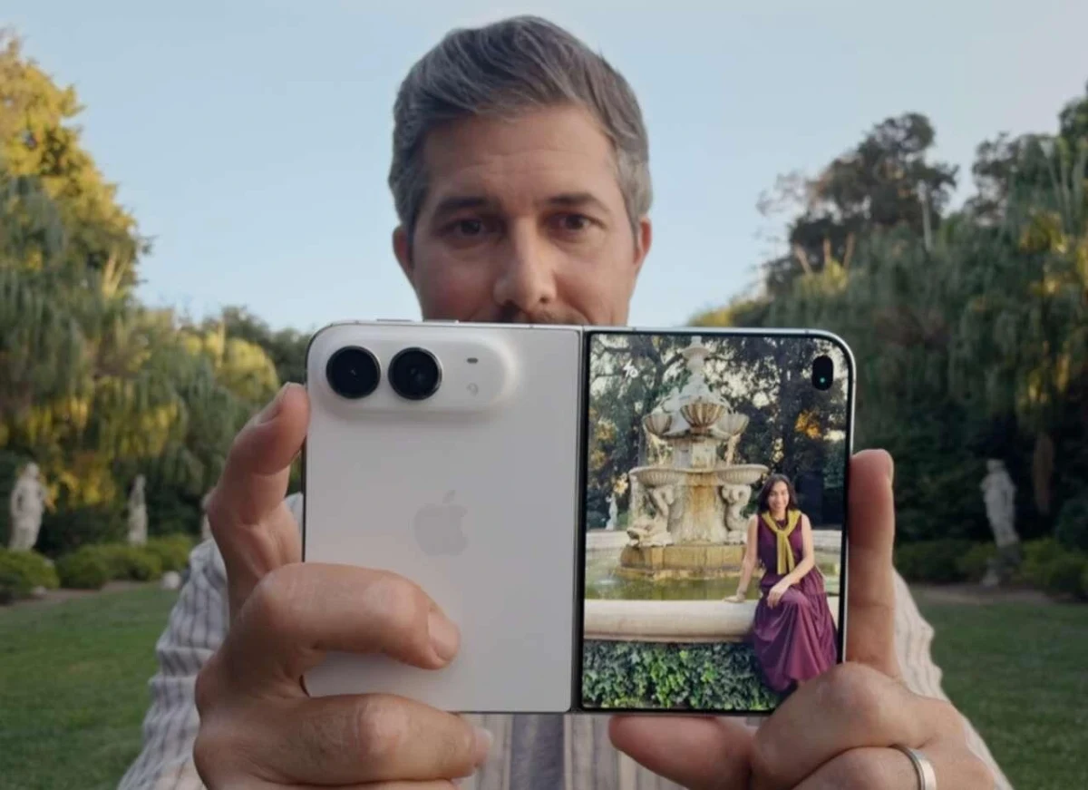 Bir kişi, iPhone Duo’nun açık durumdaki ön ve arka yüzünü gösteriyor