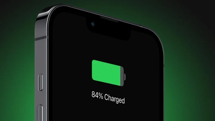 Ekranında yüzde 84 şarj göstergesi bulunan iPhone