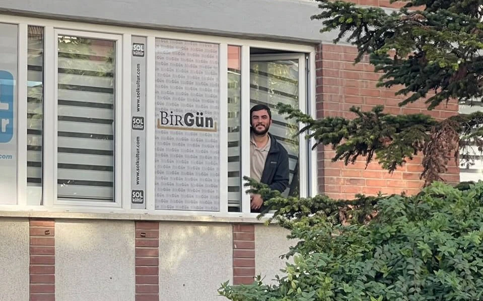 BirGün yazısının bulunduğu pencerenin yanında duran İsmail Arı