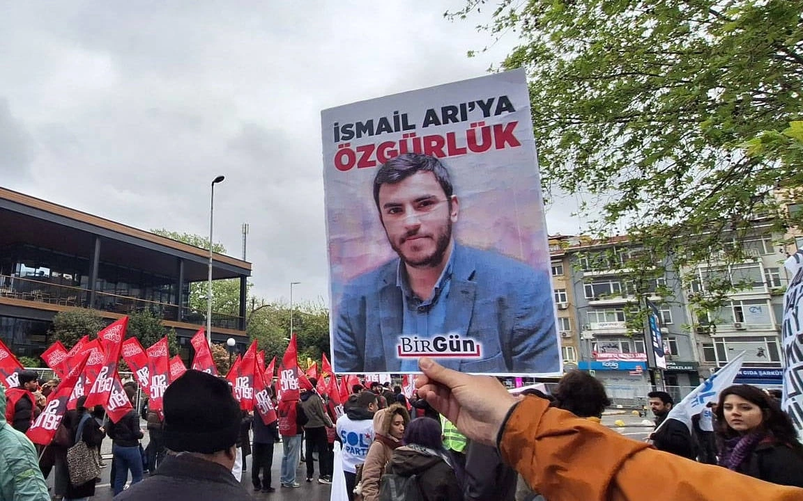 Bir gösteride İsmail Arı’nın fotoğrafı ve “İsmail Arı’ya özgürlük” yazısı bulunan pankart taşınıyor