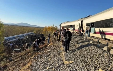 İspanya’daki hızlı tren kazasında 46 kişi yaşamını yitirdi