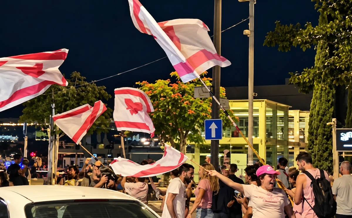 Gece saatlerinde İsrail bayrakları taşıyan kalabalık bir cadde