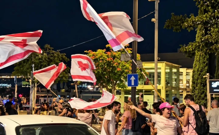 Gece saatlerinde İsrail bayrakları taşıyan kalabalık bir cadde