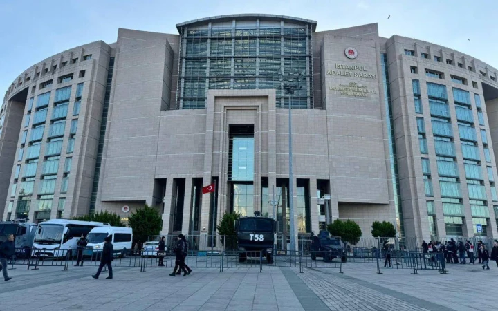 İstanbul Adalet Sarayı'nın dış cephesi ve önündeki alan