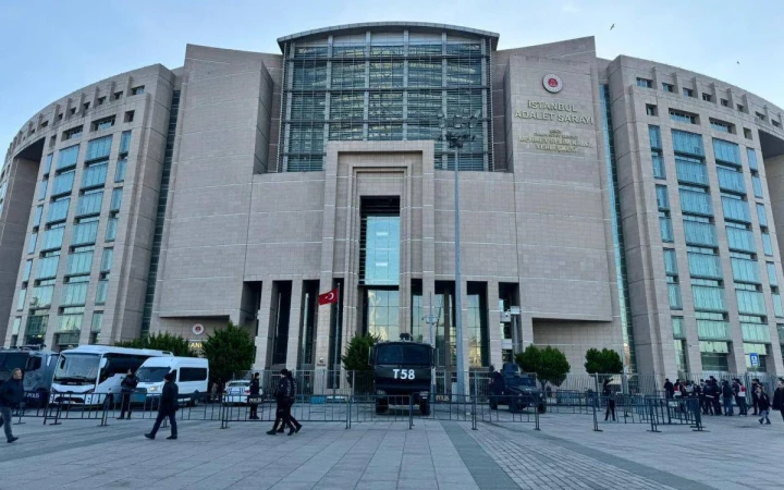 İstanbul Adalet Sarayı’nın dış cephesi ve önündeki meydan
