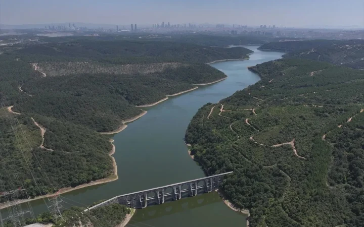 İstanbul’da ormanlık alanların arasından geçen baraj ve su havzasının havadan görünümü