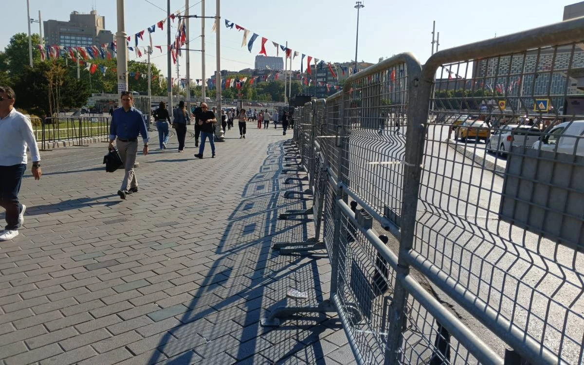 İstanbul’da yaya alanı boyunca kurulmuş metal güvenlik bariyerleri
