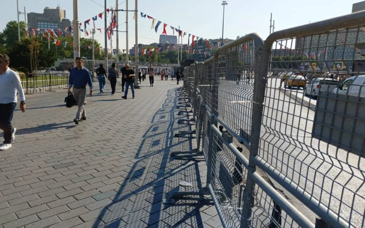 İstanbul’da yaya alanı boyunca kurulmuş metal güvenlik bariyerleri