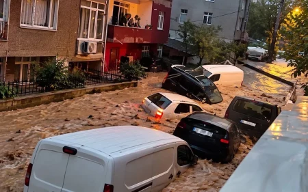 Sel sularının kapladığı sokakta mahsur kalan araçlar