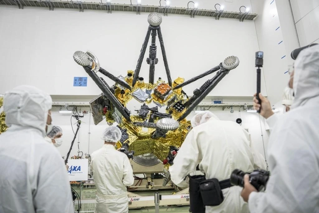 JAXA’nın MMX uzay aracı temiz oda ortamında teknik ekip tarafından inceleniyor