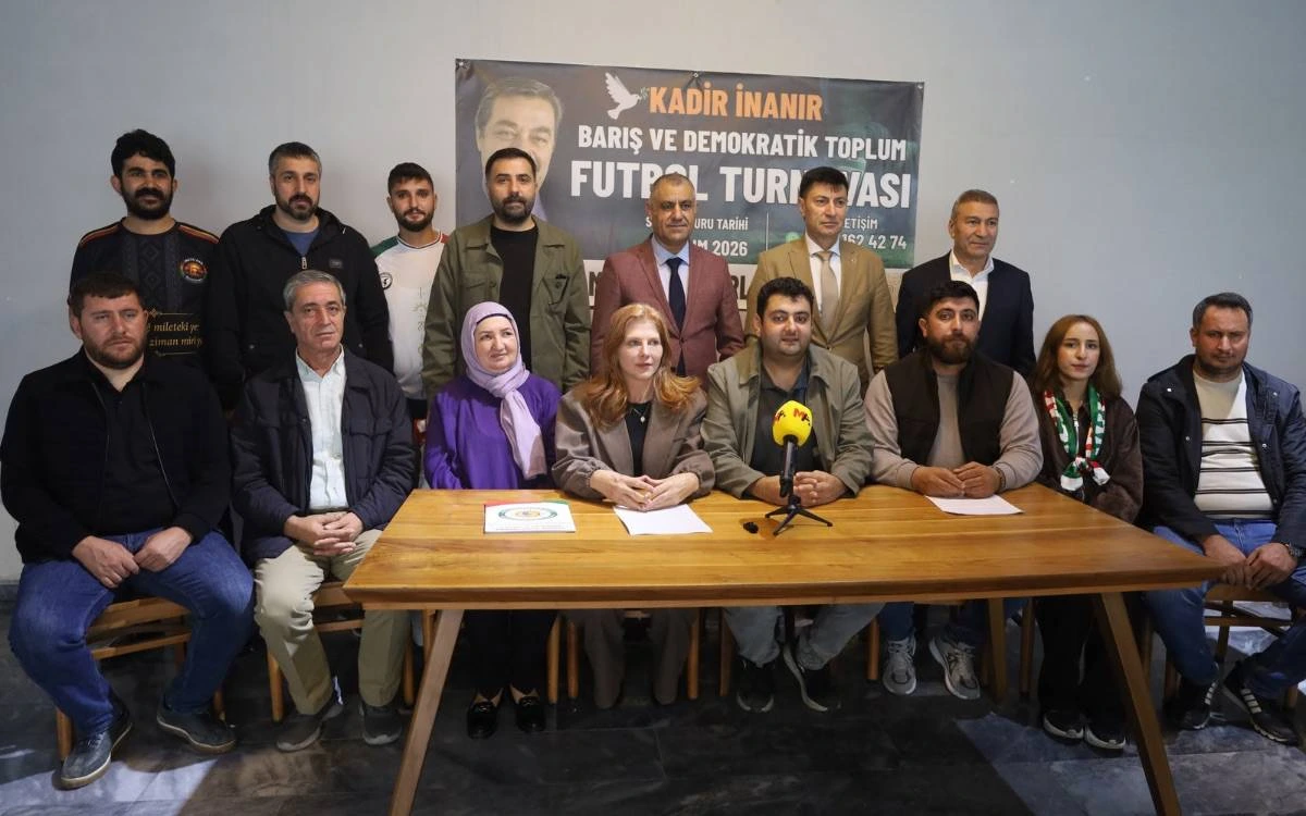 Esenyurt’taki basın toplantısında, Kadir İnanır Barış ve Demokratik Toplum Futbol Turnuvası duyurusu önünde oturan ve ayakta duran katılımcılar
