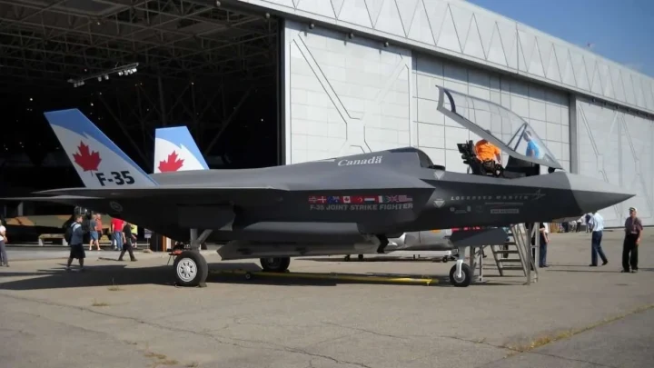 Kanada bayraklı CF-35A Lightning II savaş uçağı hangar önünde sergileniyor