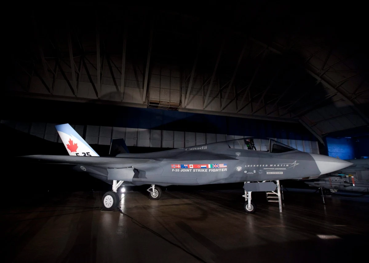 Kanada bayraklı F-35A savaş uçağı hangar içinde