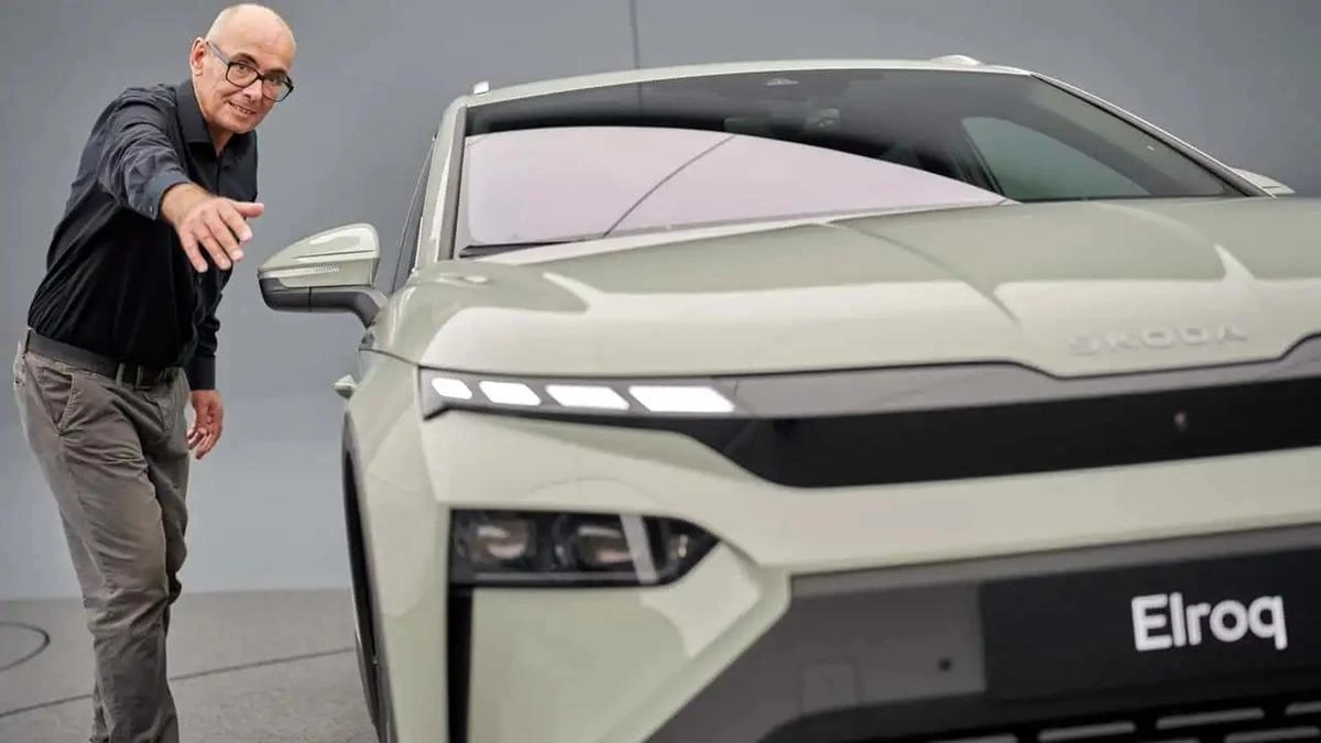 Karl Neuhold, Skoda Elroq otomobilinin yanında duruyor