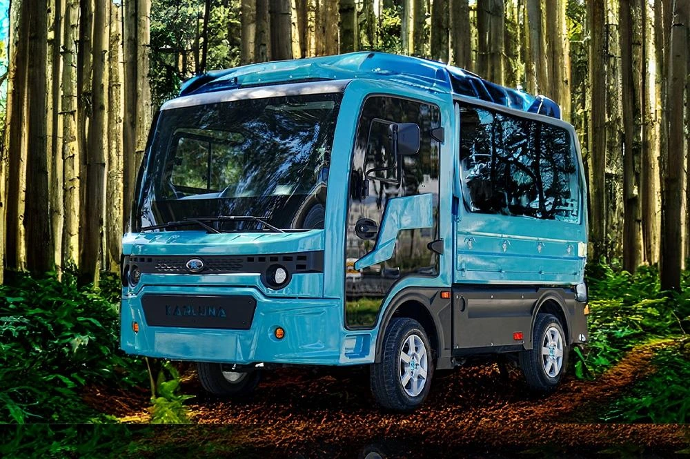 Ormanlık alanda duran turkuaz renkli Karluna elektrikli araç