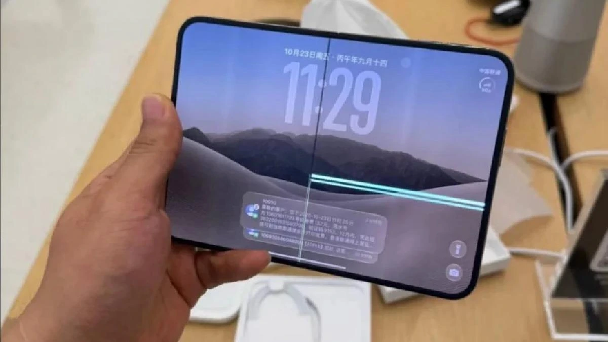 Ekranında çizgi görülen, elde tutulan katlanabilir telefon