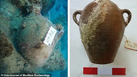 Deniz tabanında bulunan seramik kap ile iki kulplu antik seramik kabın yan yana görüntüsü