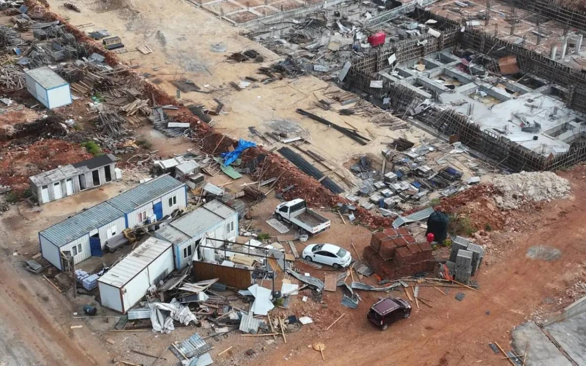 Hortum sonrası şantiye alanında hasar gören konteynerler ve etrafa dağılmış enkaz