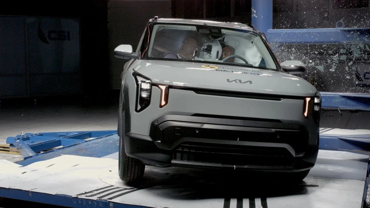 Euro NCAP test düzeneğinde önden görünen gri Kia EV2
