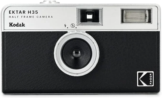 Ön yüzünde Ektar H35 yazısı bulunan siyah beyaz Kodak filmli fotoğraf makinesi