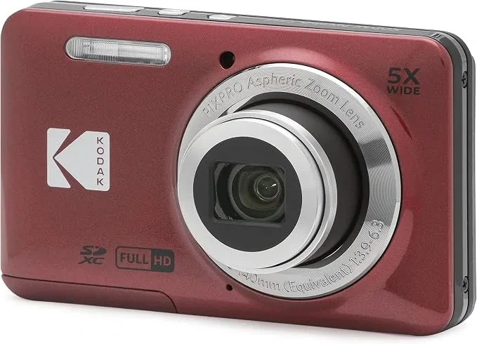 Kırmızı gövdeli Kodak FZ55 kompakt fotoğraf makinesi