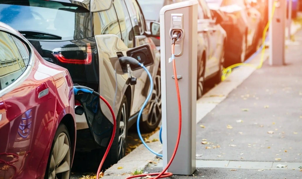 Sokak üzerindeki şarj ünitesine bağlı elektrikli otomobiller