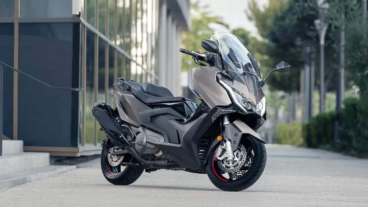 Açık alanda park edilmiş gri KYMCO motosikleti