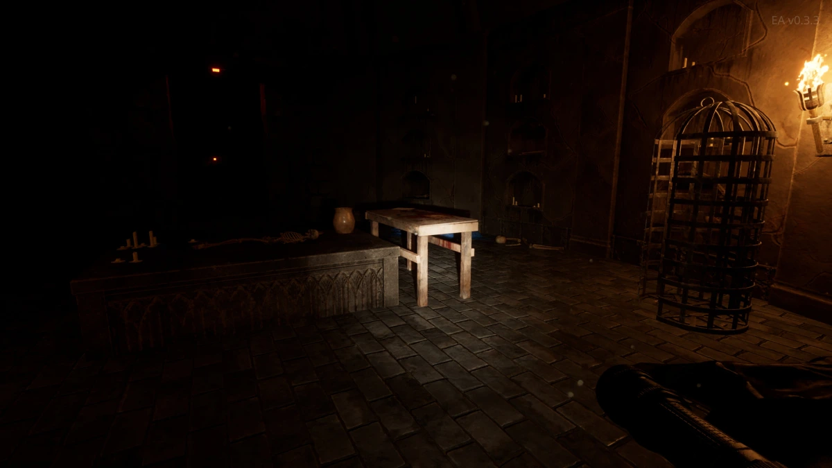 Life & Shadow: Celestial Call’da loş ışıklı taş odada masa ve demir kafes görülüyor