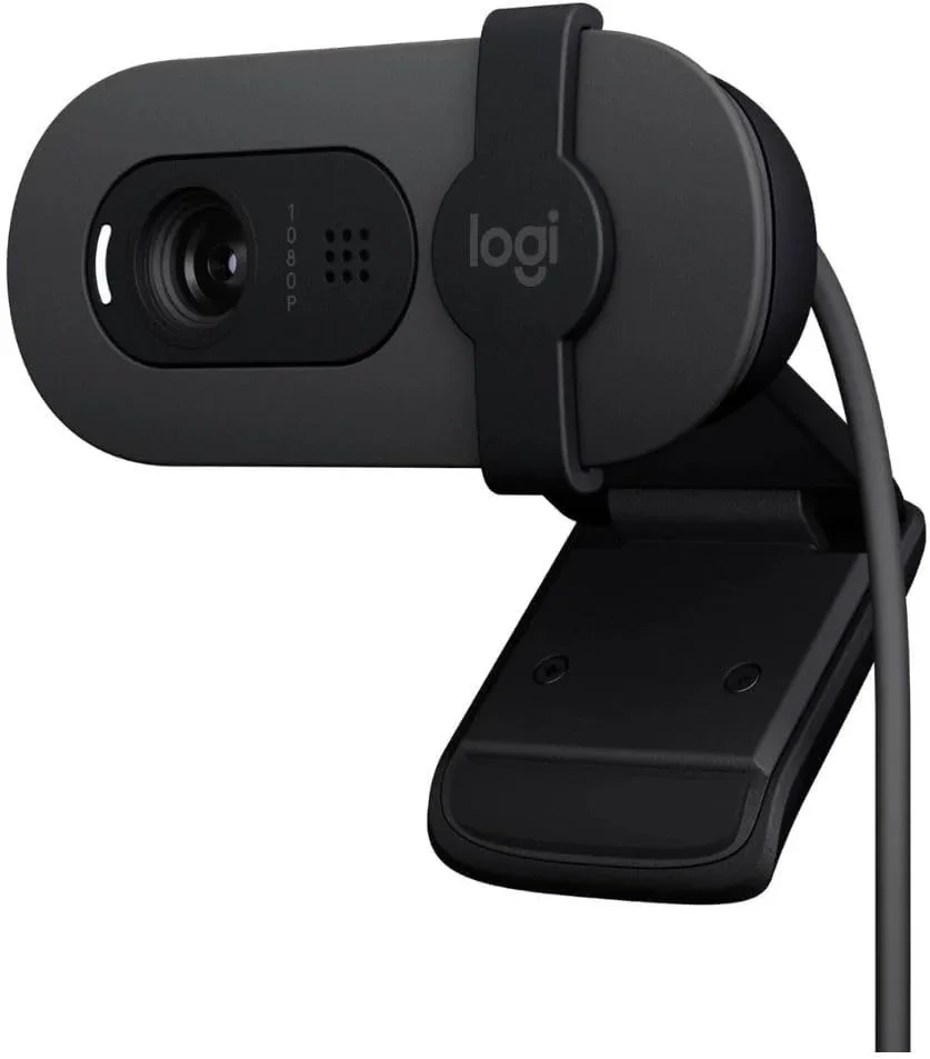 Stand üzerinde duran siyah Logitech Brio 100 web kamerası