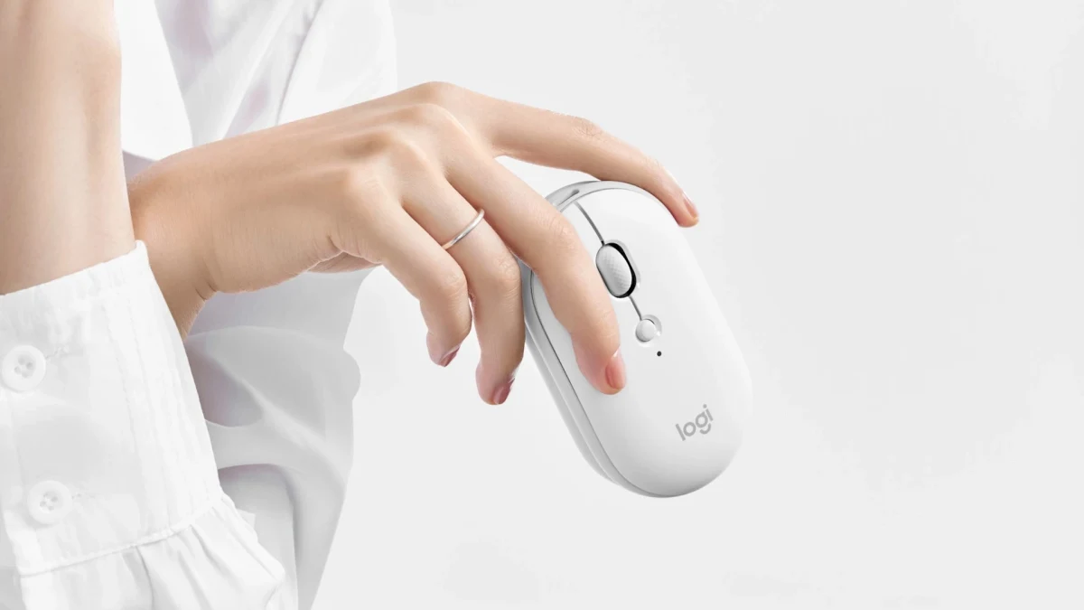 Beyaz Logitech Pebble Up fareyi tutan el