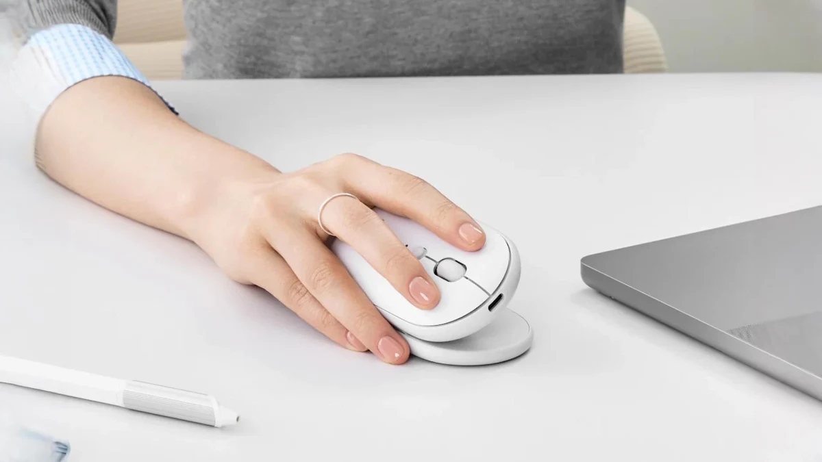 Beyaz Logitech Pebble Up fare masa üzerinde kullanılıyor