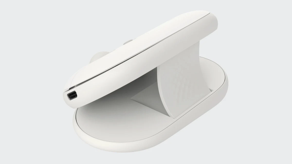 Menteşe bölümü açılmış beyaz Logitech Pebble Up fare