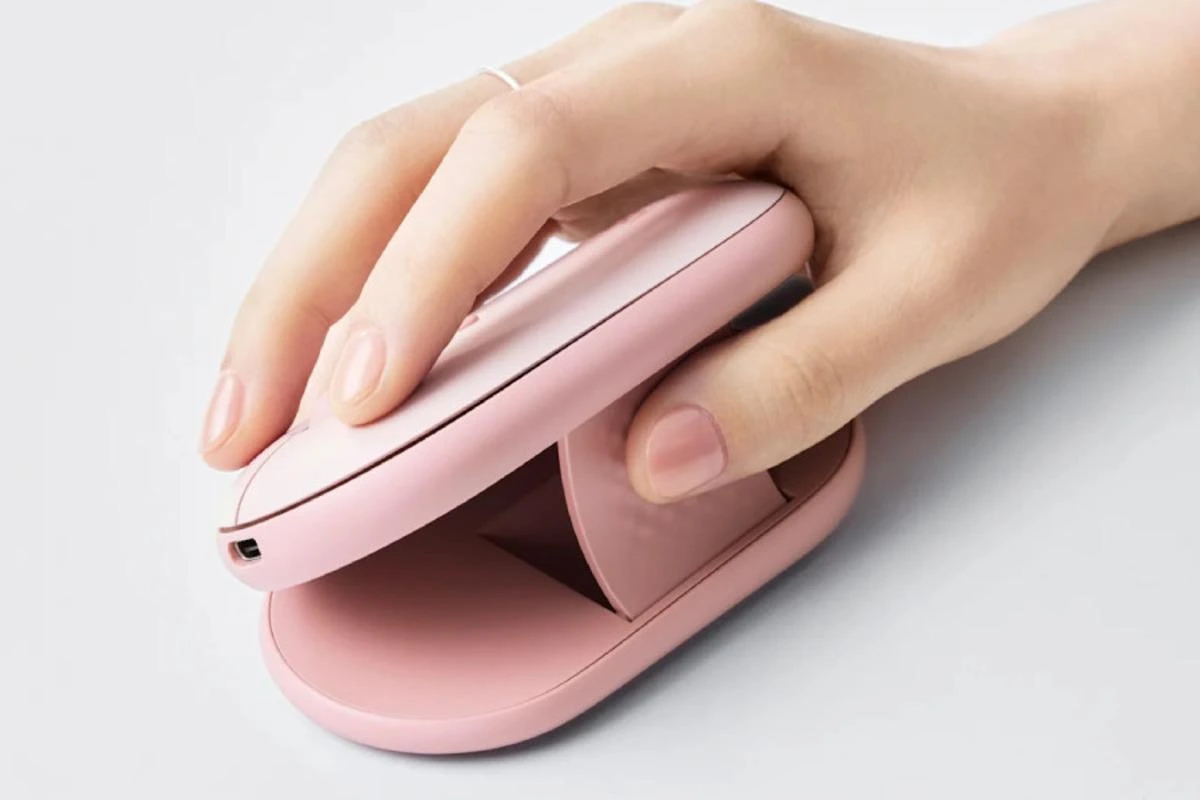 Üst kabuğu kaldırılmış pembe Logitech Pebble Up mouse’un yakın görünümü