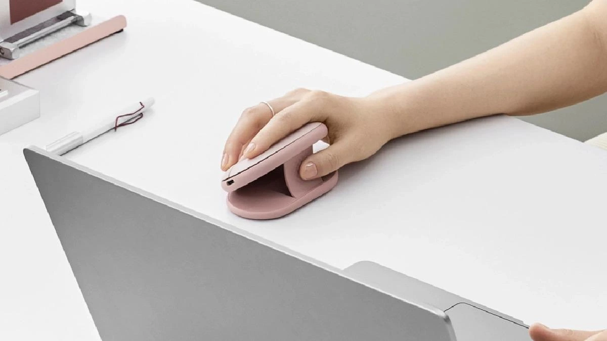 Pembe Logitech Pebble Up mouse üst kapağı kaldırılmış halde kullanılıyor