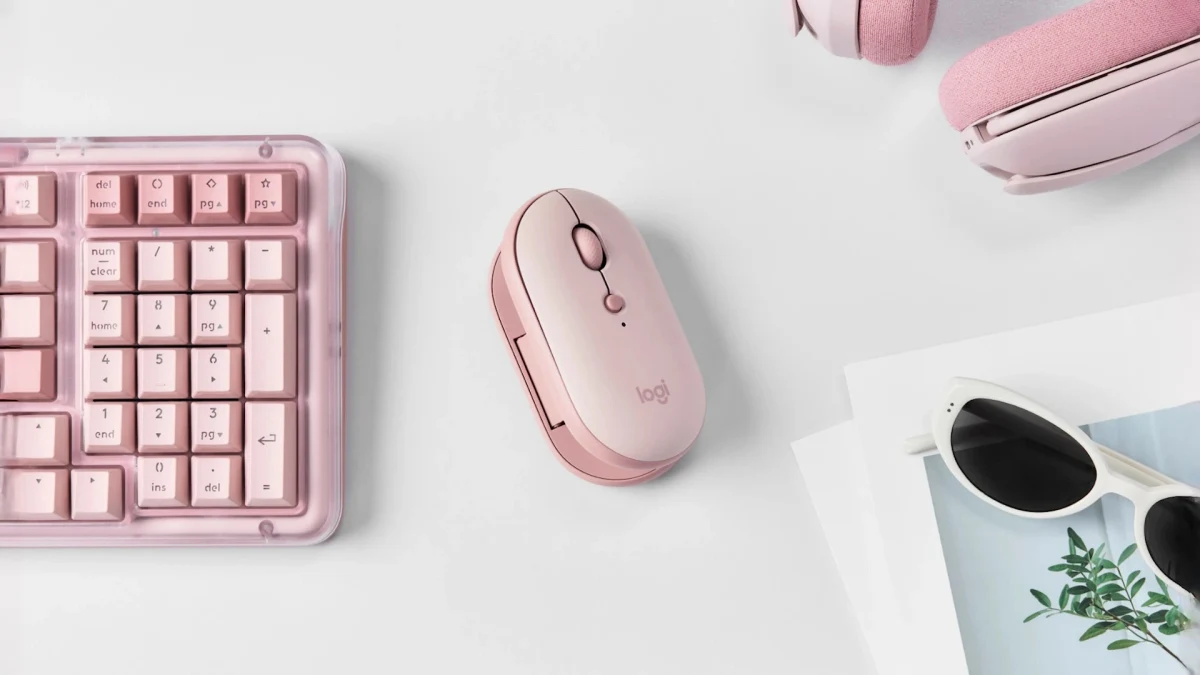 Pembe Logitech Pebble Up fare, pembe klavye ve masa aksesuarlarıyla birlikte