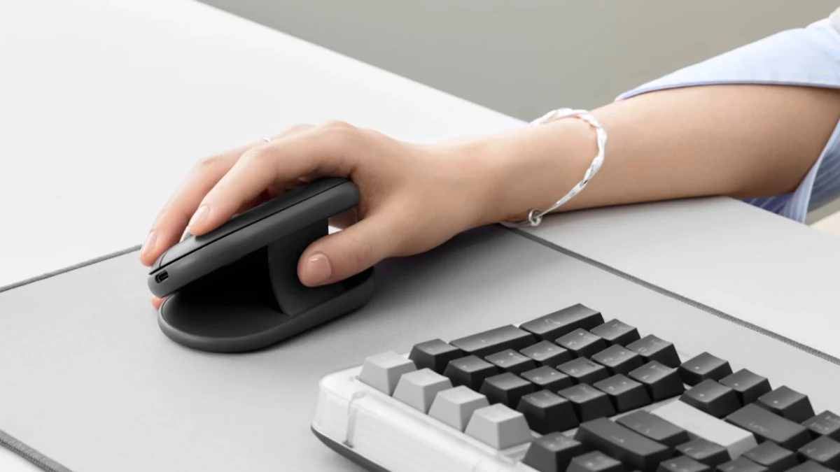 Siyah Logitech Pebble Up fare, masa üzerinde yana eğimli konumda kullanılıyor