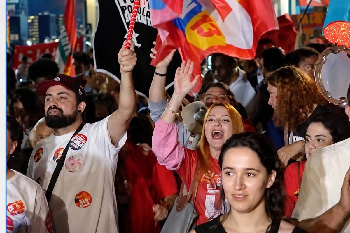 Lula’yı destekleyen kalabalık, bayraklar ve pankartlarla sokakta kutlama yapıyor