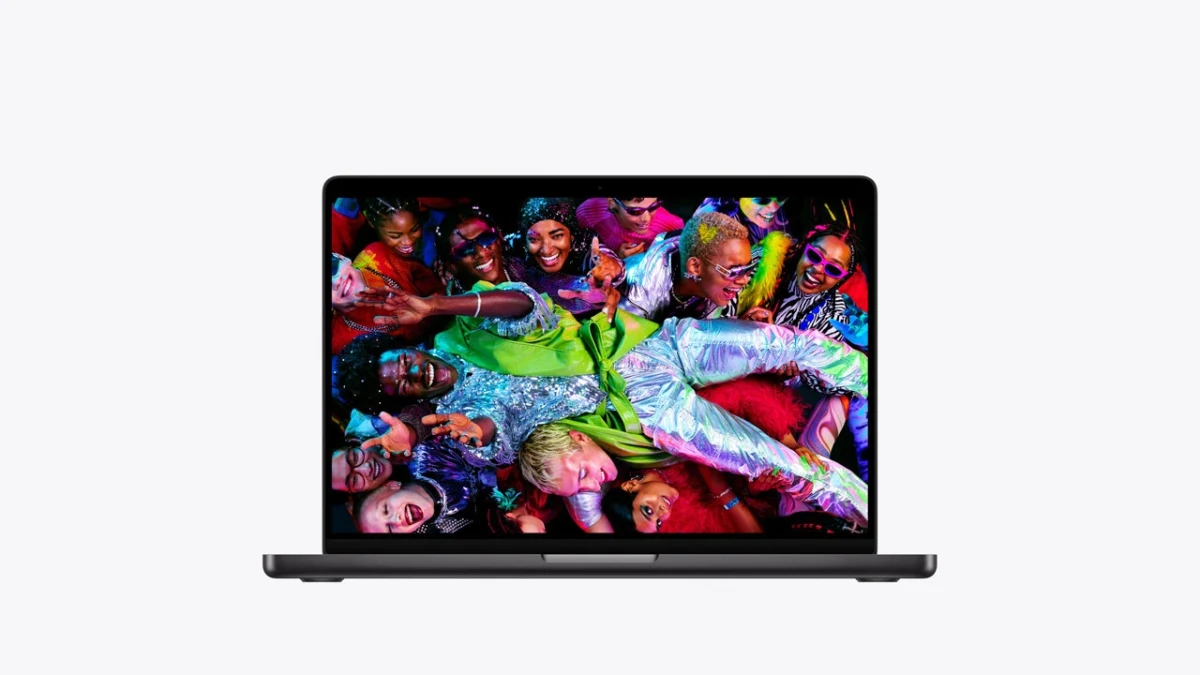 Ekranında renkli bir sahne görünen MacBook Pro