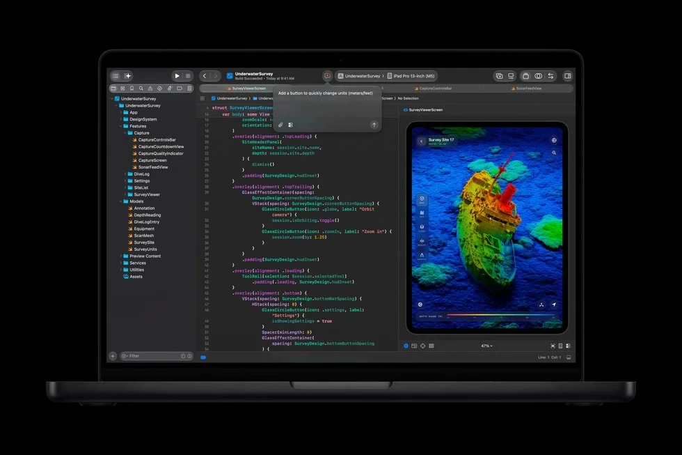 MacBook Pro ekranında kod editörü ve tablet simülatörü açık.