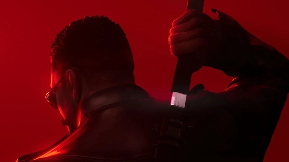 Kırmızı ışıklarla aydınlanan Marvel’s Blade karakteri, elinde bir silah tutuyor.