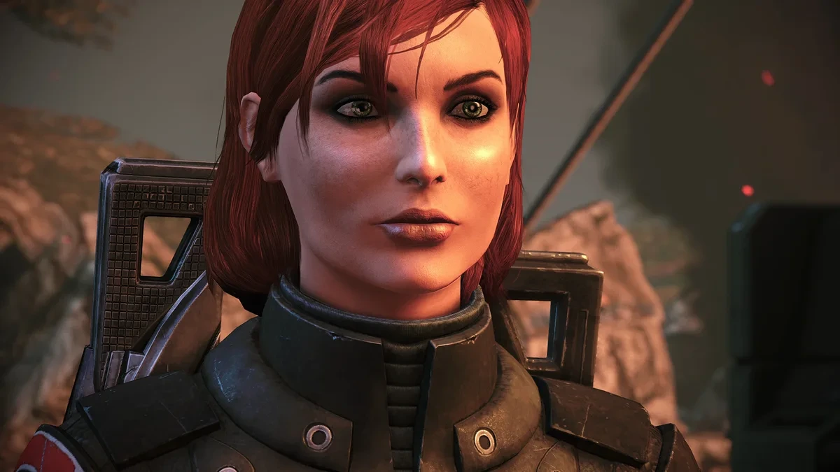 Mass Effect’te zırh giymiş kadın karakterin yakın plan görüntüsü