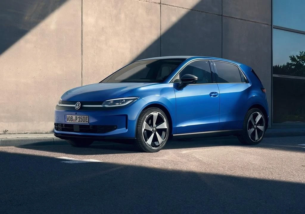 Beton duvar önünde park halindeki mavi Volkswagen elektrikli hatchback