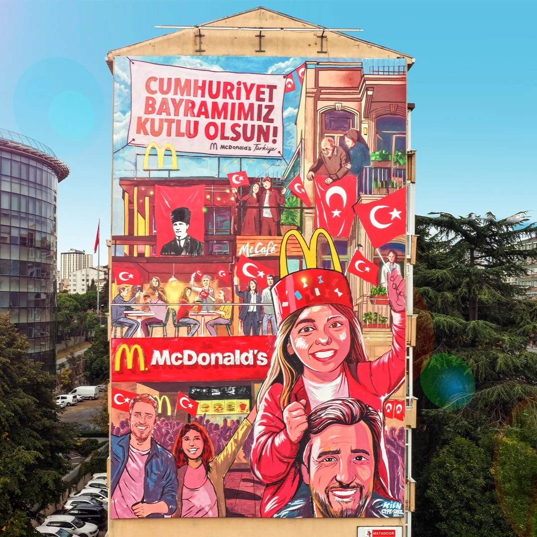 Cumhuriyet Bayramı mesajı ve Türk bayraklarıyla resmedilmiş McDonald’s binası