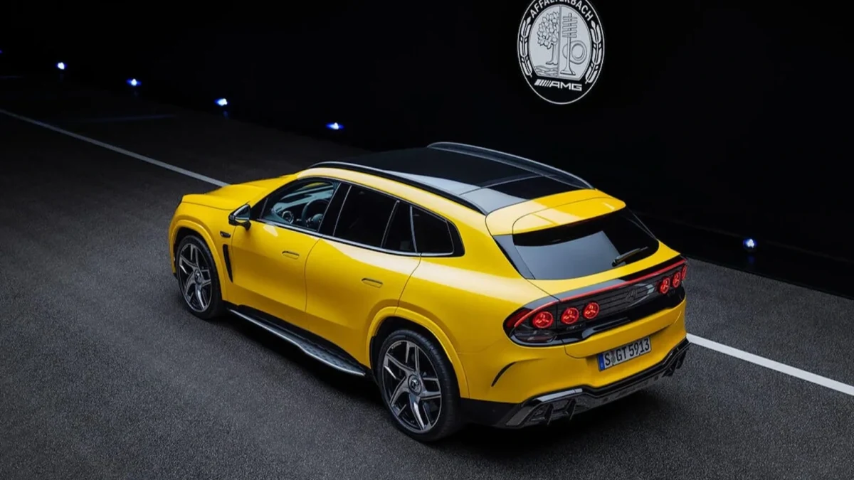 Sarı Mercedes-AMG GT SUV’nin arkadan ve yandan görünümü