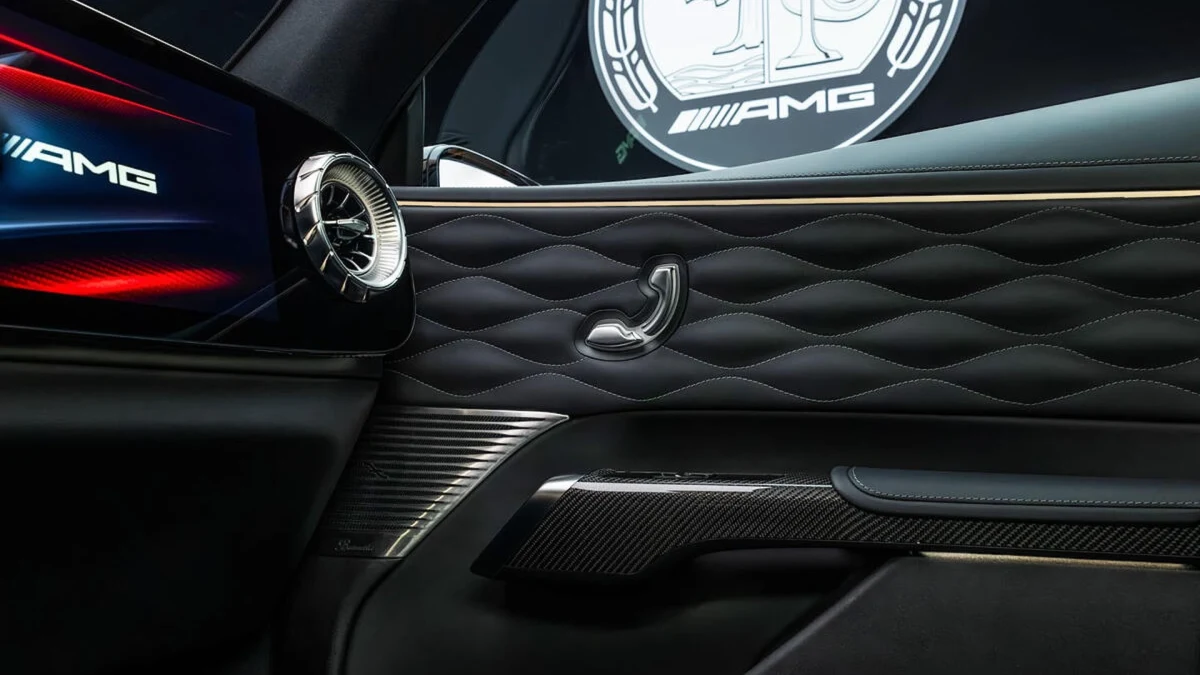 Mercedes-AMG GT SUV’un iç kapı döşemesi ve havalandırma çıkışı