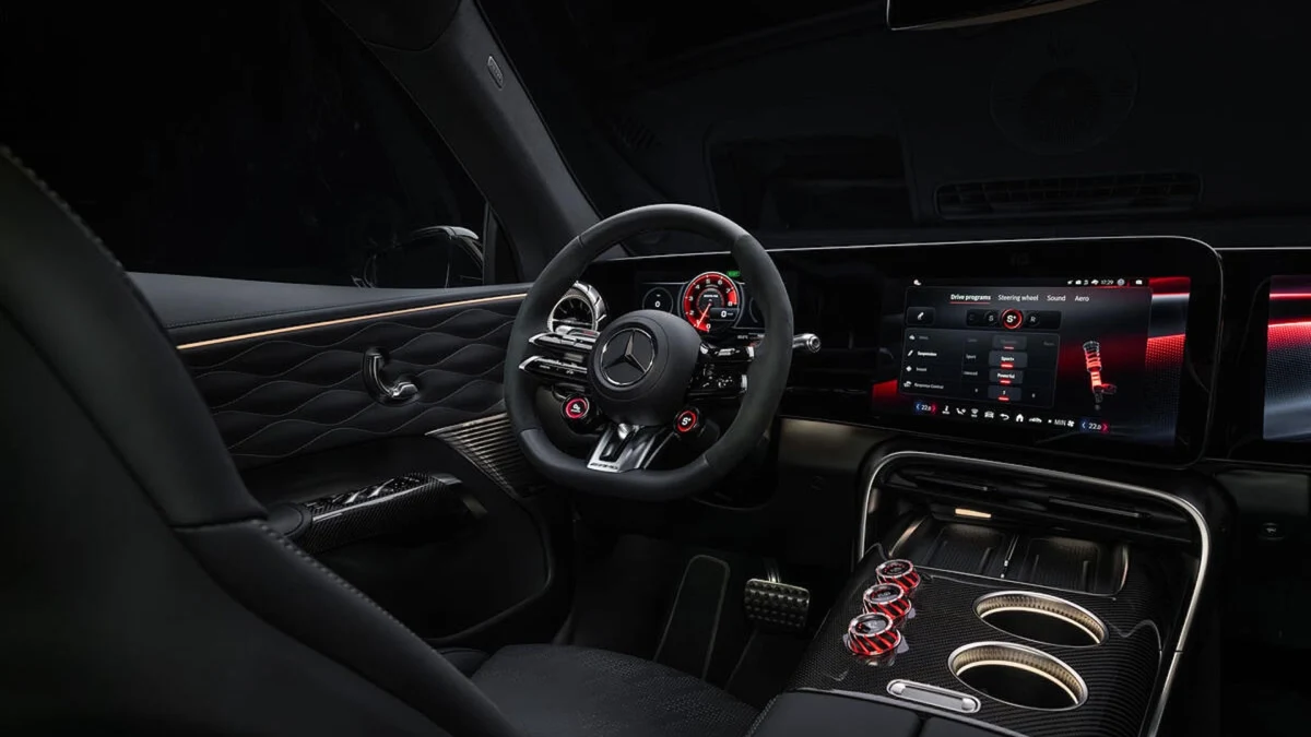 Mercedes-AMG GT SUV kabininde ön koltuklar ve ekranlar