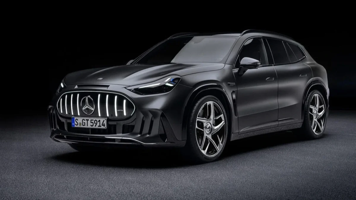 Koyu renkli Mercedes-AMG GT SUV’nin önden ve yandan görünümü